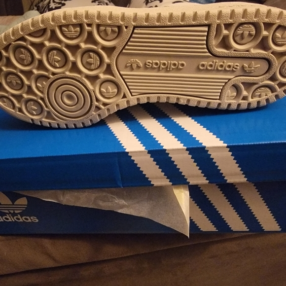 Adidas - Picture 2 of 6